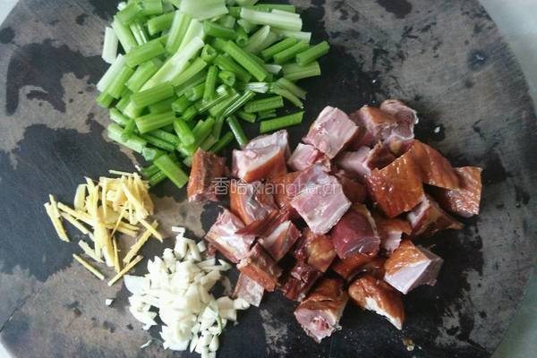 花生芹菜炒腊鸭的做法图解2
