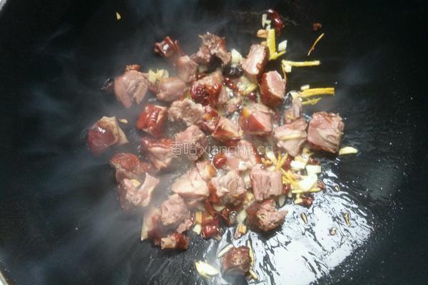花生芹菜炒腊鸭的做法图解7