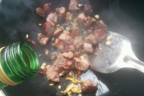 花生芹菜炒腊鸭的做法图解8
