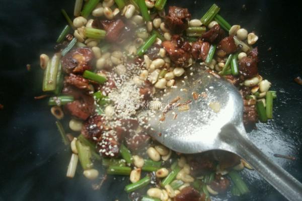 花生芹菜炒腊鸭的做法图解12