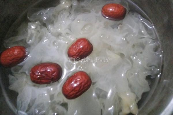 银耳雪梨汤的做法图解4