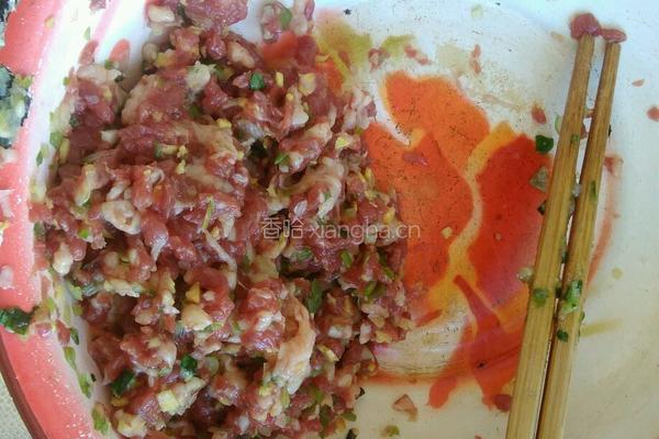 牛肉芹菜煎饺的做法图解2