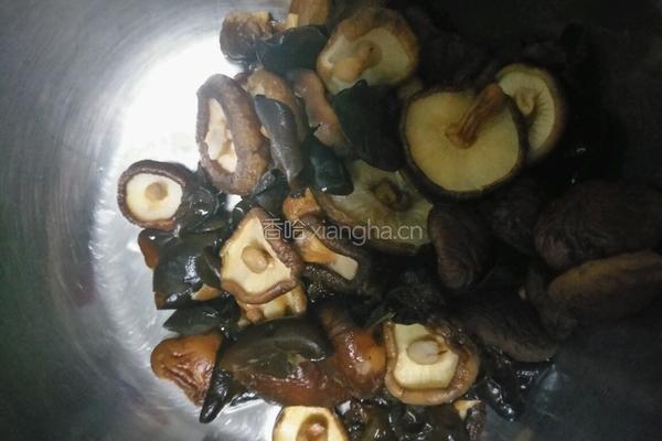 香菇炒木耳的做法图解2
