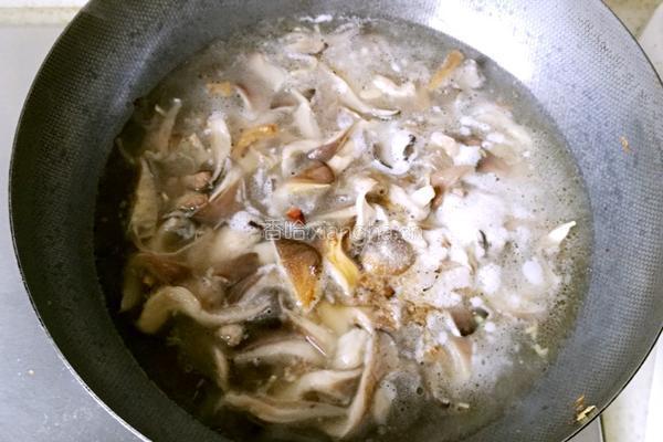 蘑菇炒粉条的做法图解5