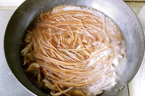 蘑菇炒粉条的做法图解6