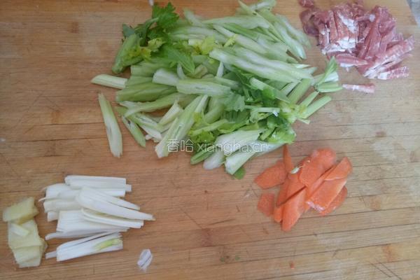 芹菜炒豆干的做法图解1