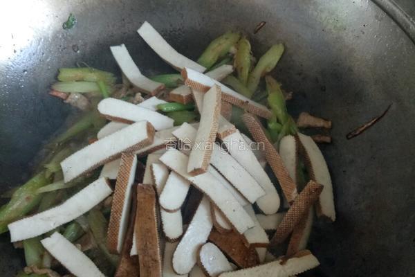 芹菜炒豆干的做法图解10