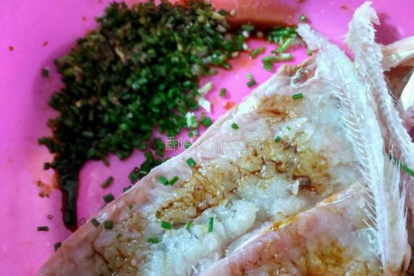 葱香鱼饼的做法图解5