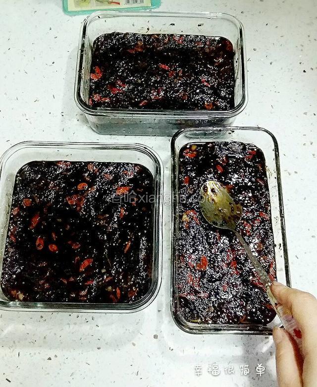 将蒸好的阿胶糕倒入容器中，用勺子定型，压紧实平整。