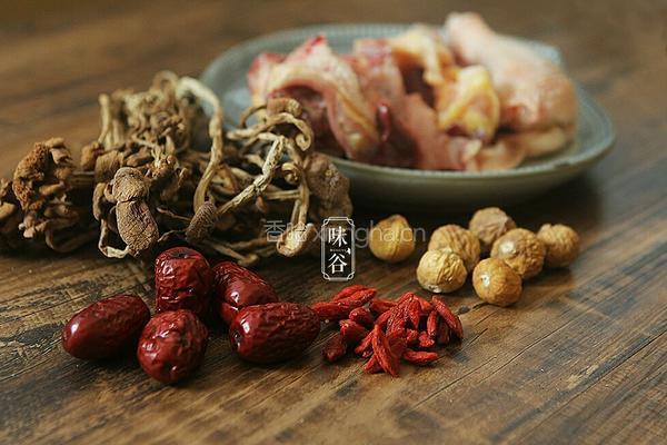 茶树菇无花果煲鸡汤的做法图解1