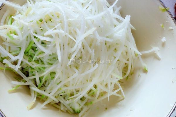 白萝卜香菇饺子的做法图解2