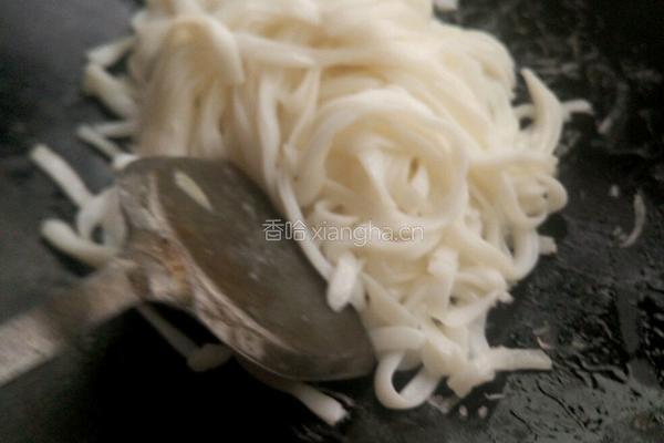 芹菜葱花瘦肉炒河粉的做法图解1