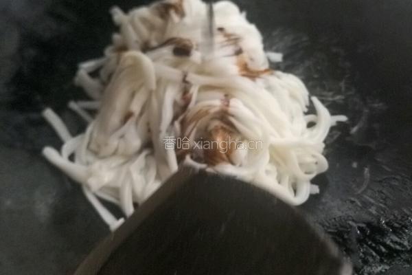 芹菜葱花瘦肉炒河粉的做法图解2