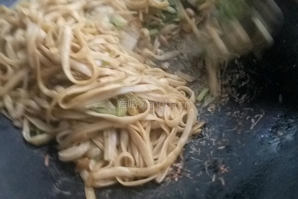 芹菜葱花瘦肉炒河粉的做法图解4