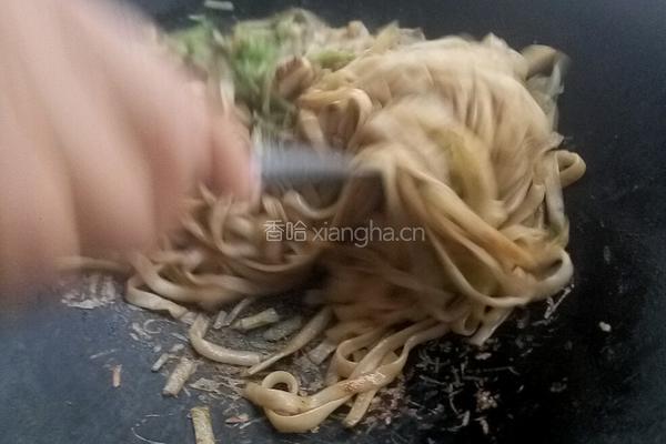 芹菜葱花瘦肉炒河粉的做法图解5