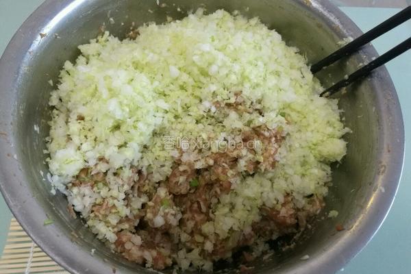 猪肉白菜馅的做法图解3