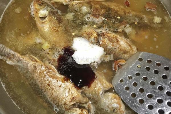 鲫鱼炖冻豆腐的做法图解6