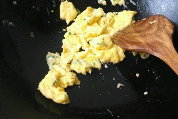 胡萝卜鸡蛋面的做法图解3