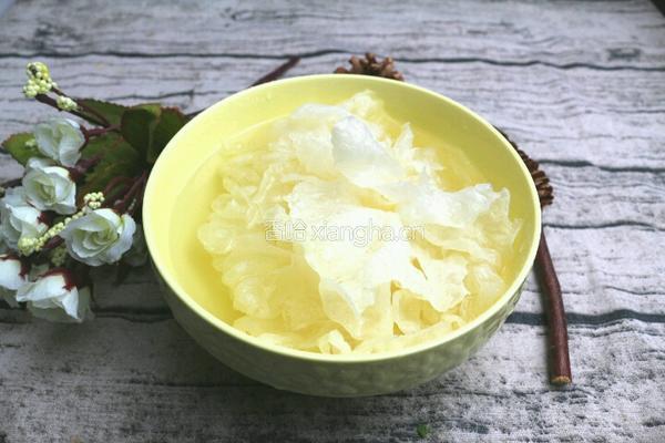 红枣银耳莲子粥的做法图解2