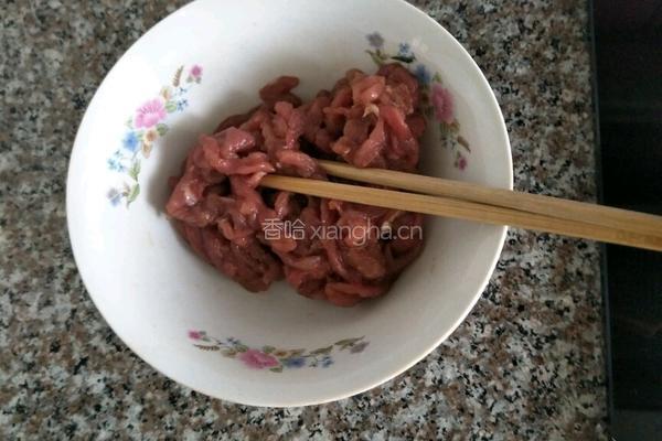 青豆木耳炒肉丝的做法图解1