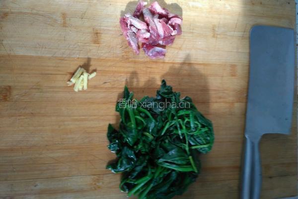 菠菜炒肉的做法图解2