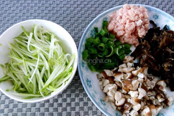香菇肉丁打卤面的做法图解1