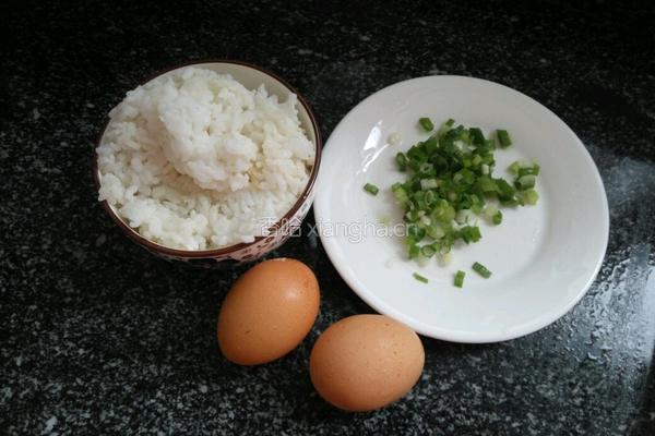 葱香蛋炒饭的做法图解1