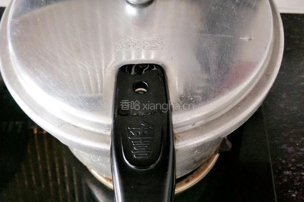 香菇墨鱼炖鸡的做法图解6