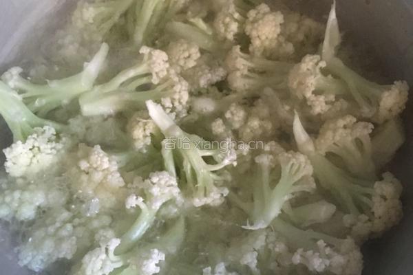 香菇炒菜花的做法图解3