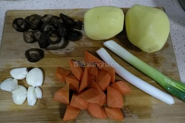 土豆炖鸡腿的做法图解2