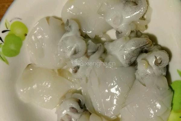 爆炒泡椒韭香墨鱼仔的做法图解1