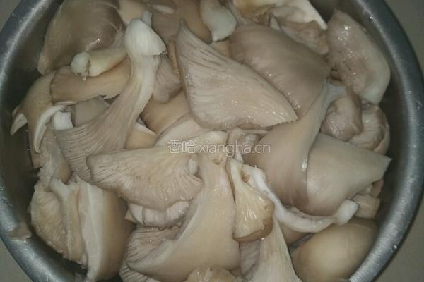 煎蘑菇的做法图解1
