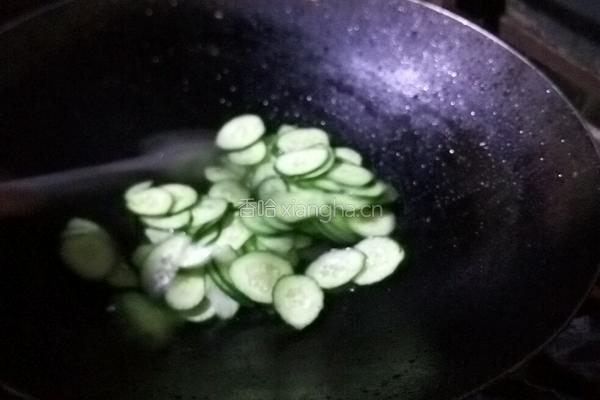 青瓜炒鱼片的做法图解4