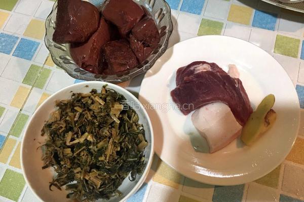 酸菜肉末猪血汤的做法图解1