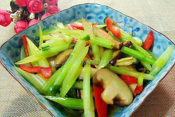 香菇炒芹菜的做法图解10