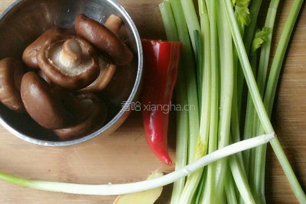 香菇炒芹菜的做法图解1