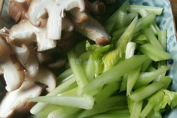 香菇炒芹菜的做法图解2