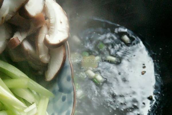 香菇炒芹菜的做法图解5