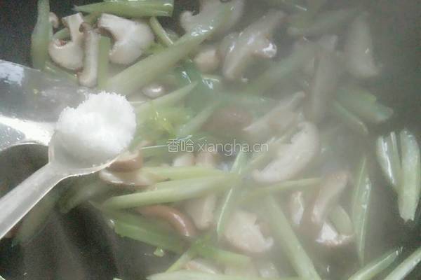 香菇炒芹菜的做法图解6