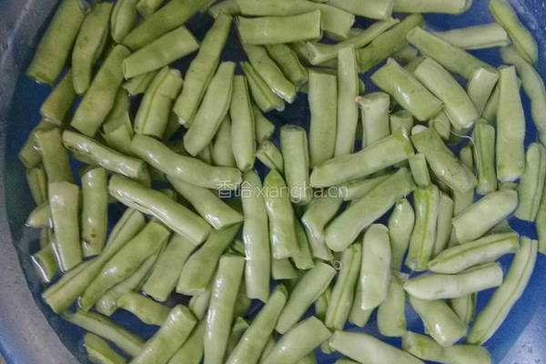 扁豆虾仁炒面的做法图解1
