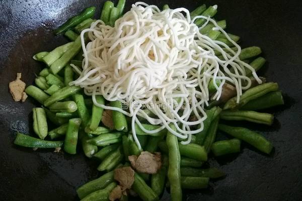 扁豆虾仁炒面的做法图解9