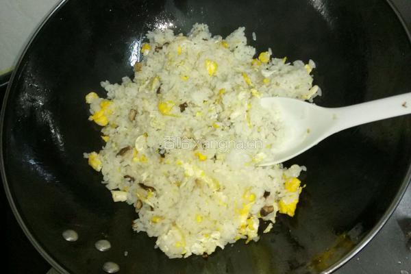 鸡蛋香菇炒饭的做法图解7