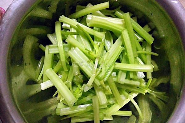 爽口芹菜花生拌的做法图解3