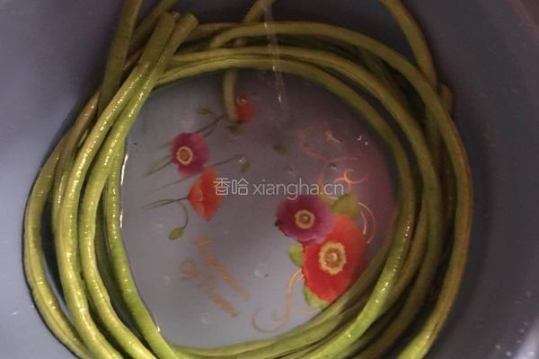 黄豆酱炒豆角的做法图解2