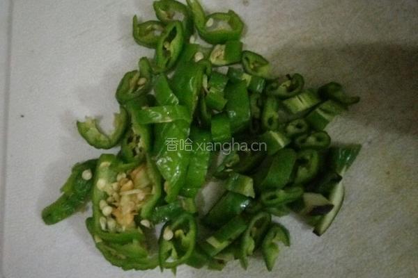 尖椒炒茄丝的做法图解1