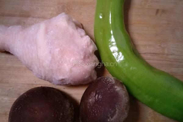 香菇焖鸡腿的做法图解1