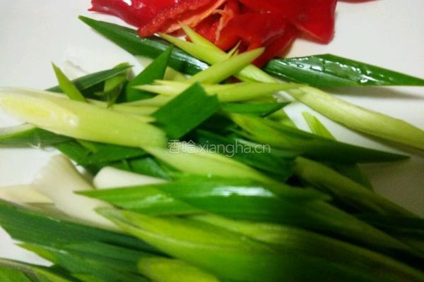 蒜苗炒鸡肉的做法图解3