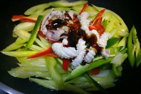 西芹炒鱿鱼的做法图解8