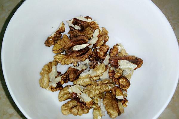 核桃牛奶鸡蛋汤的做法图解1
