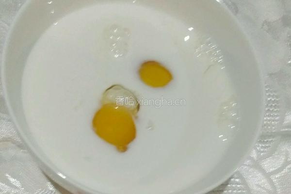 宝宝鸡蛋奶羹的做法图解2